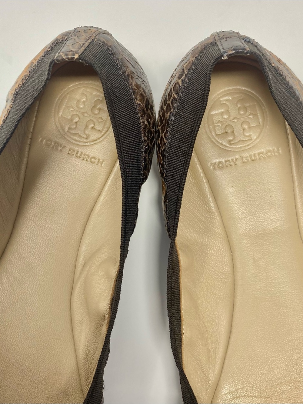 Tory Burch Caroline snake print leather ballet flats gold logo medallion  Sz 8M - Picture 6 of 8